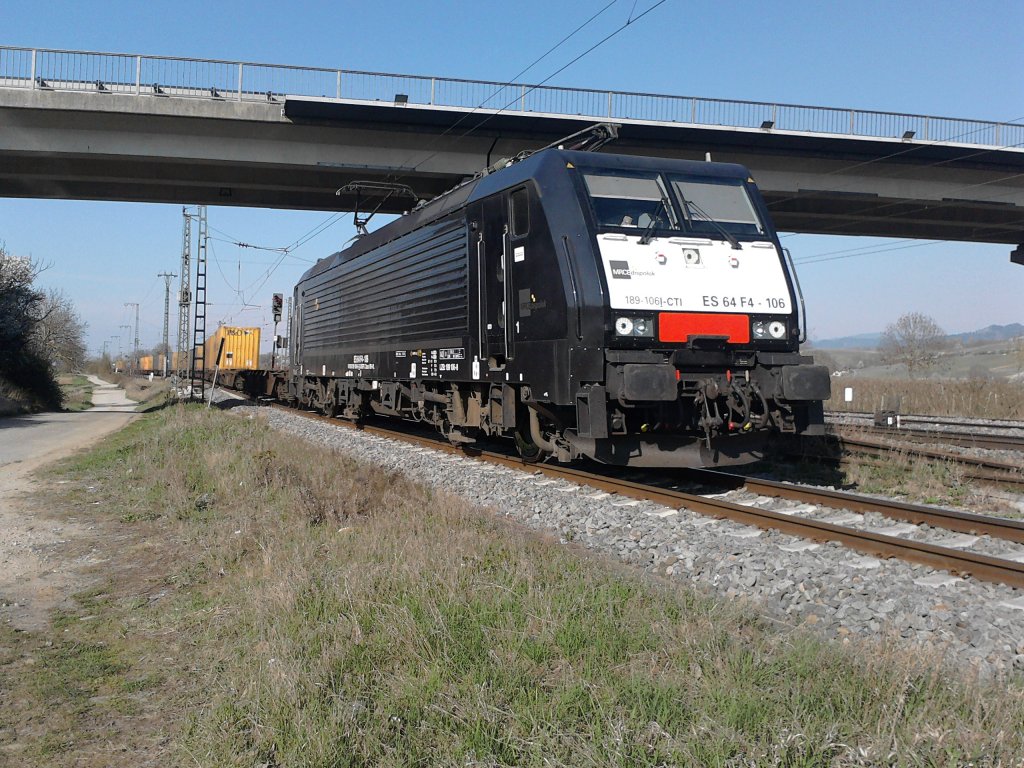 Hier ist ES 64 F4-106 mit einem KLV in Richtung Weil am Rhein. Aber erst muss er noch auf´s berholgleis in Mllheim (Baden). (02.04.2012)