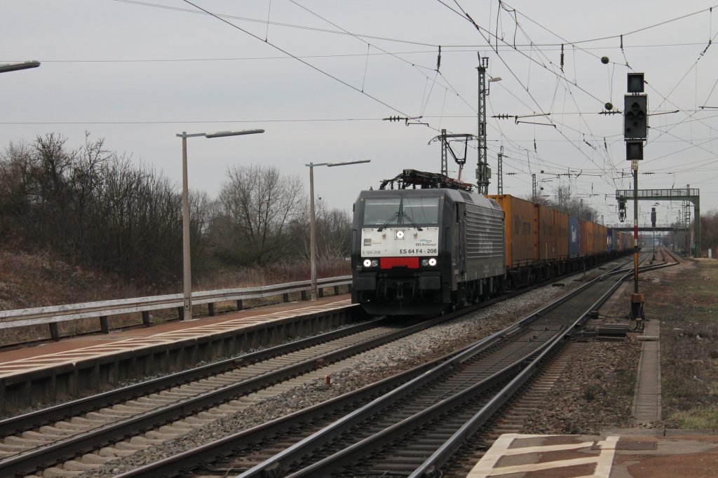Hier ist ES 64 F4-208 am 16.03.2013 mit einem KLV auf dem Weg Richtung Schweiz auf der KBS 703. Die Lok ist derzeit an die Firma ERSR - ERS Railways B.V. , in Rotterdam vermietet. Hier ist sie im badischem Bahnhof von Orschweier.