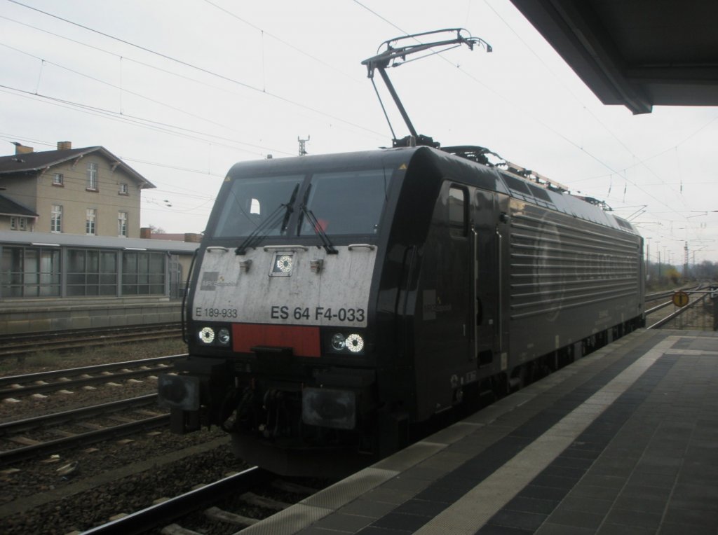 Hier ES64 F4-033, bei der Durchfahrt am 14.11.2009 durch Angermnde.