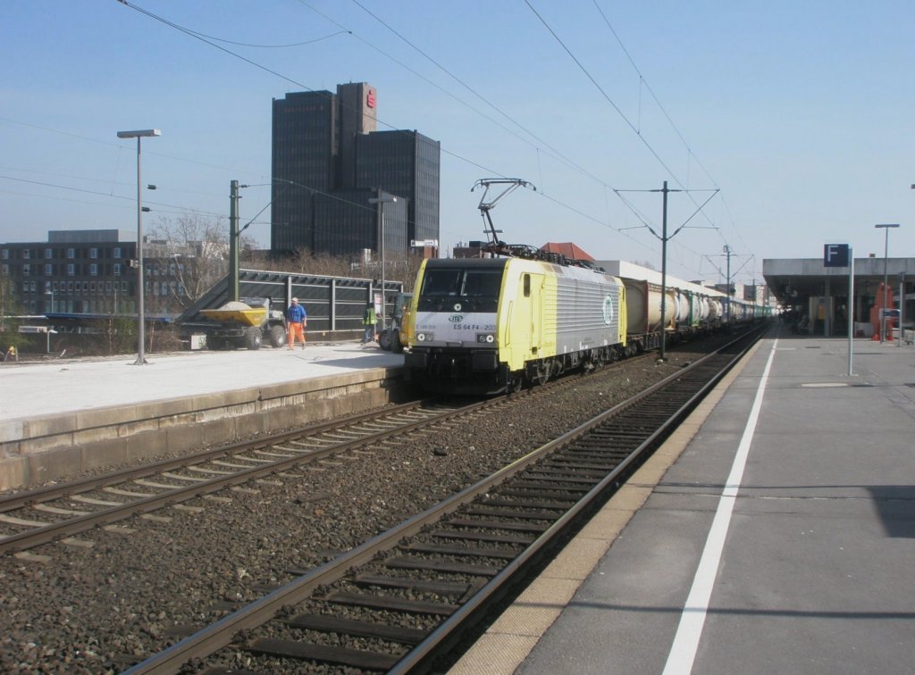 Hier ES64 F4-203 der ITL mit einem Gterzug in Richtung Minden(Westf.), bei der Durchfahrt am 7.4.2010 durch Hannover Hbf.