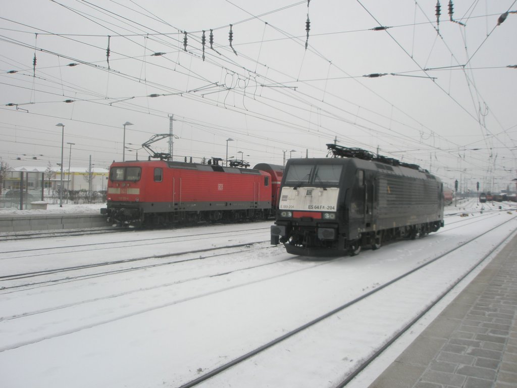 Hier ES64 F4 211 und im Hintergund 112 133-4 mit einem RE3 von Wnsdorf-Waldstadt nach Stralsund, diese beiden Triebfahrzeuge standen am 24.1.2010 in Angermnde.