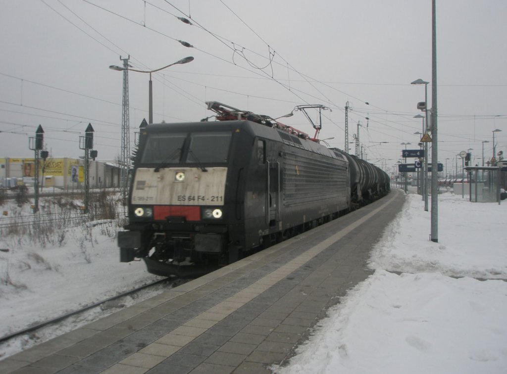 Hier ES64 F4 211 mit einem Kesselwagenzug in Richtung Berlin, bei der Durchfahrt am 22.1.2010 durch Angermnde.