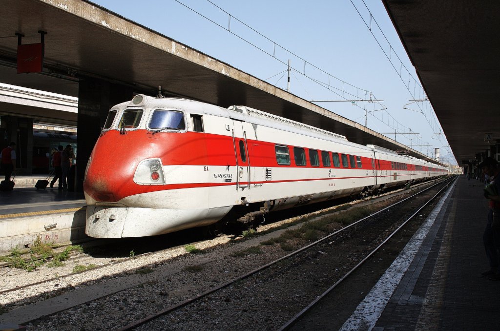 Hier ETR450 002 als ESC561 von Roma Termini nach Reggio di Calabria Centrale, dieser Triebzug stand am 14.7.2011 in Roma Termini.