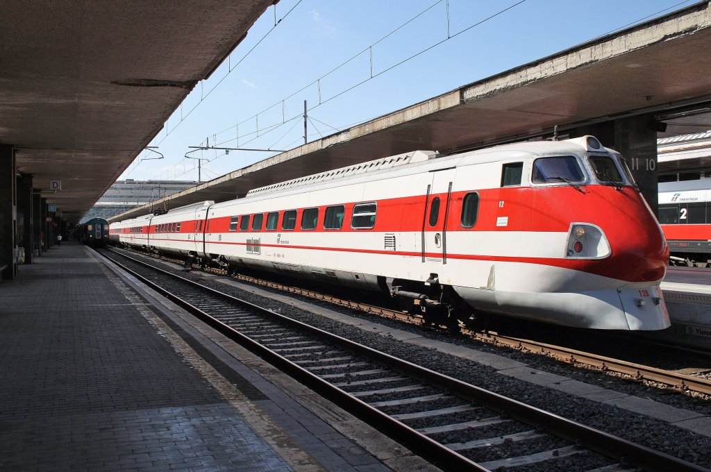 Hier ETR450 008 als ESC561 von Roma Termini nach Reggio di Calabria Centrale, dieser Triebzug stand am 16.7.2011 in Roma Termini.