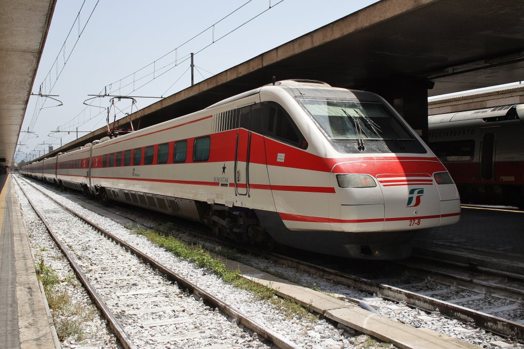 Hier ETR480 052 als ES9375 von Roma Termini nach Reggio di Calabria Centrale, dieser Triebzug stand am 14.7.2011 in Roma Termini. 