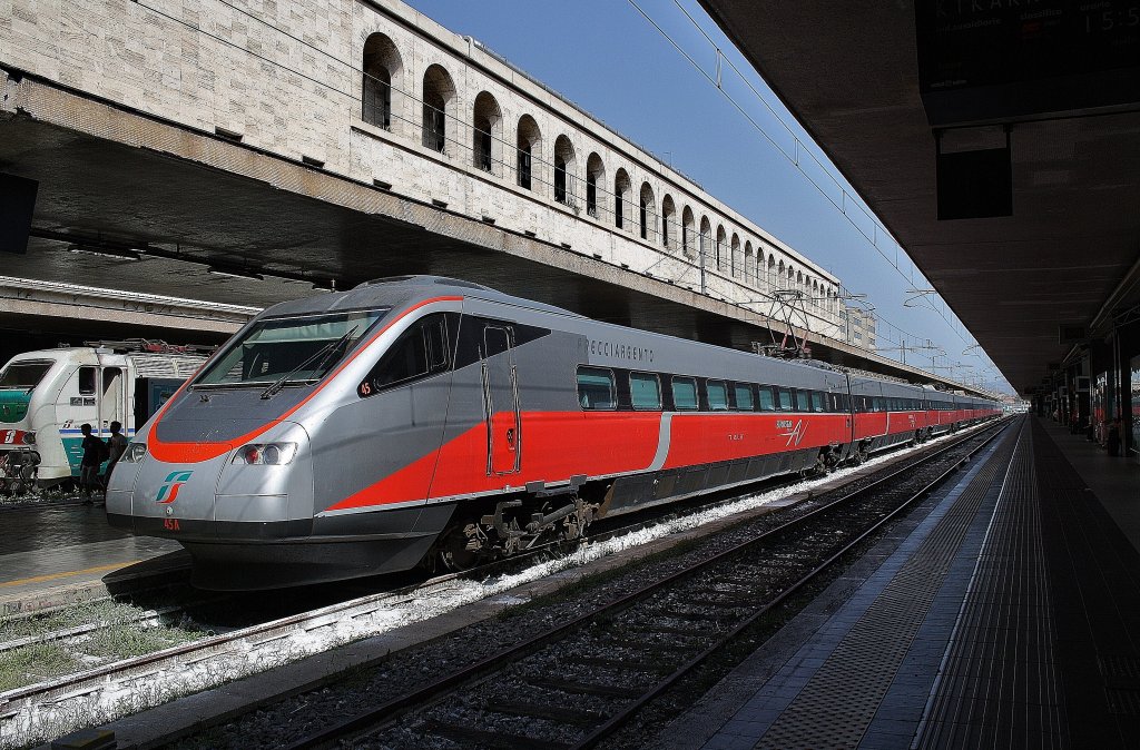 Hier ETR485 409 als ES9454 von Roma Termini nach Bolzano/Bozen, dieser Triebzug stand am 14.7.2011 in Roma Termini. 