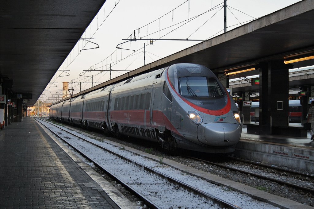 Hier ETR600 001 als ES9477 von Venezia Santa Lucia nach Roma Termini, bei der Einfahrt am 14.7.2011 in Roma Termini.