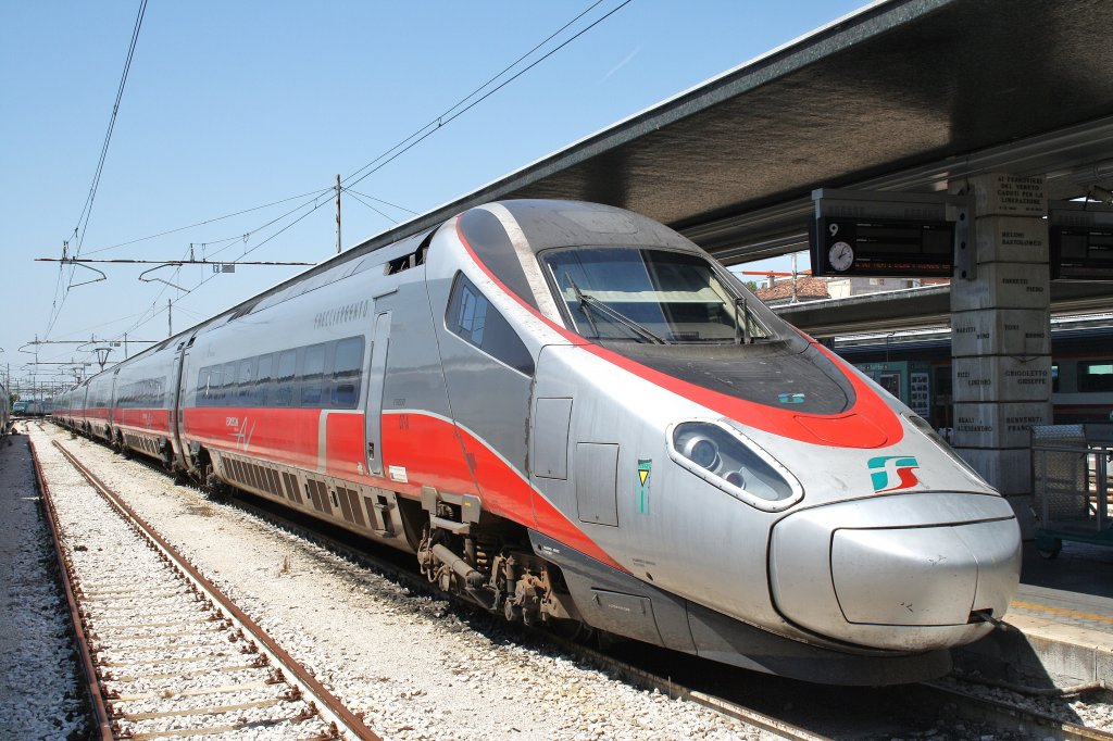 Hier ETR600 702-8 als ES9417 von Venezia Santa Lucia nach Roma Termini, dieser Triebzug stand am 12.7.2011 in Venezia Santa Lucia.