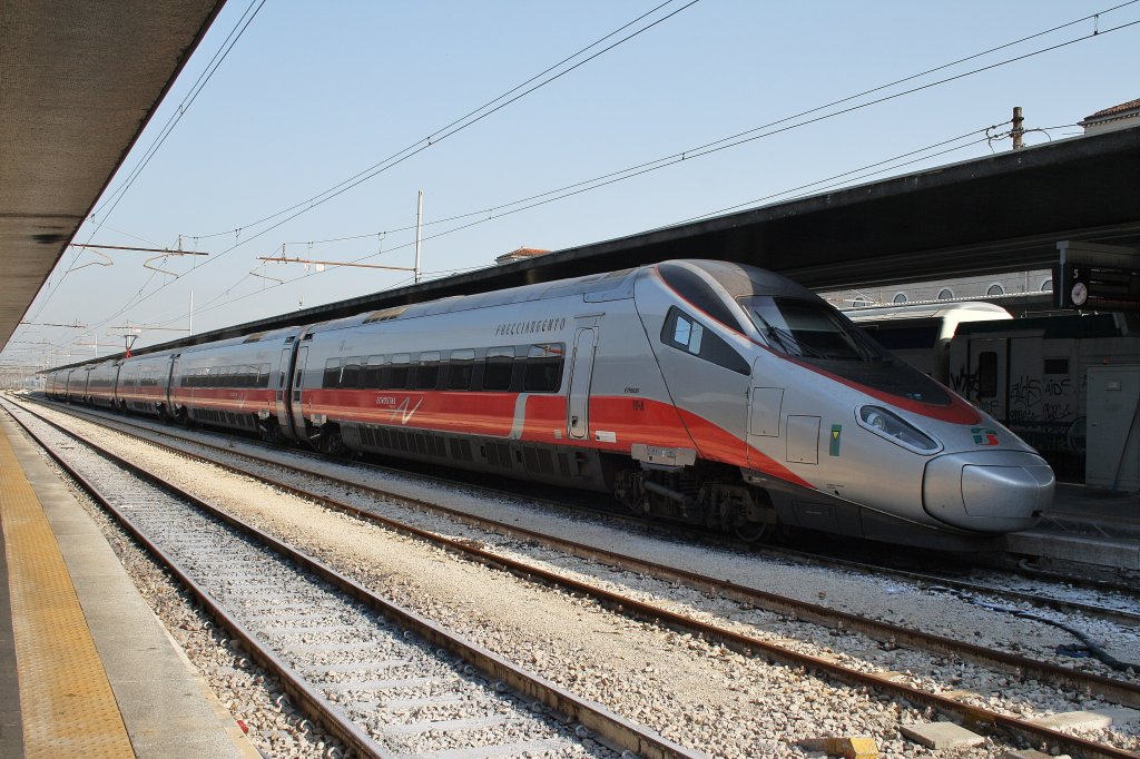 Hier ETR600 709 als ES9407 von Venezia Santa Lucia nach Roma Termini, dieser Triebzug stand am 14.7.2011 in Venezia Santa Lucia. 