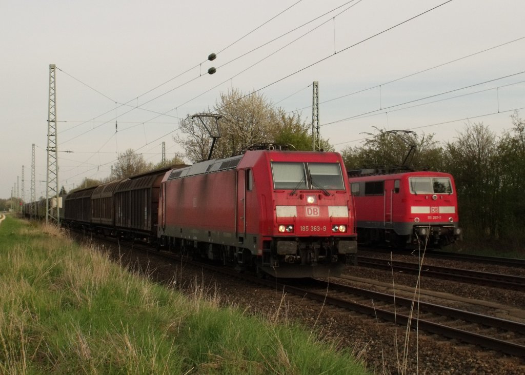Hier fhrt eine 111 mit einer RE Garnitur an der 185 363 vorbei die wegen Rotem Signals halten musste. (23.04.2010, Mangolding)