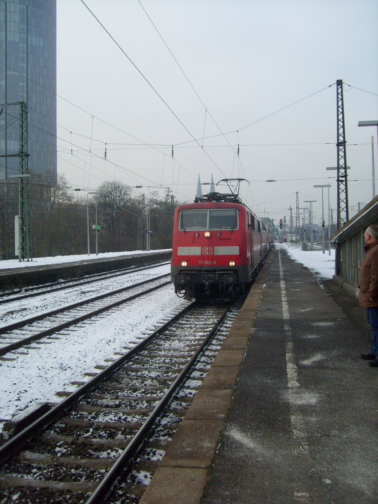 Hier fhrt 111150 am 3.12. mit ihrem RE9 nach Siegen am 3.12. in den Bahnhof Kln Messe/deutz ein.