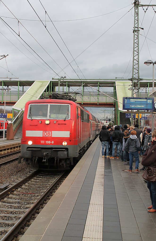 Hier fhrt 111198 am 14.12.2011 mit ihrem RE nach Frankfurt(Main) in Gieen ein.