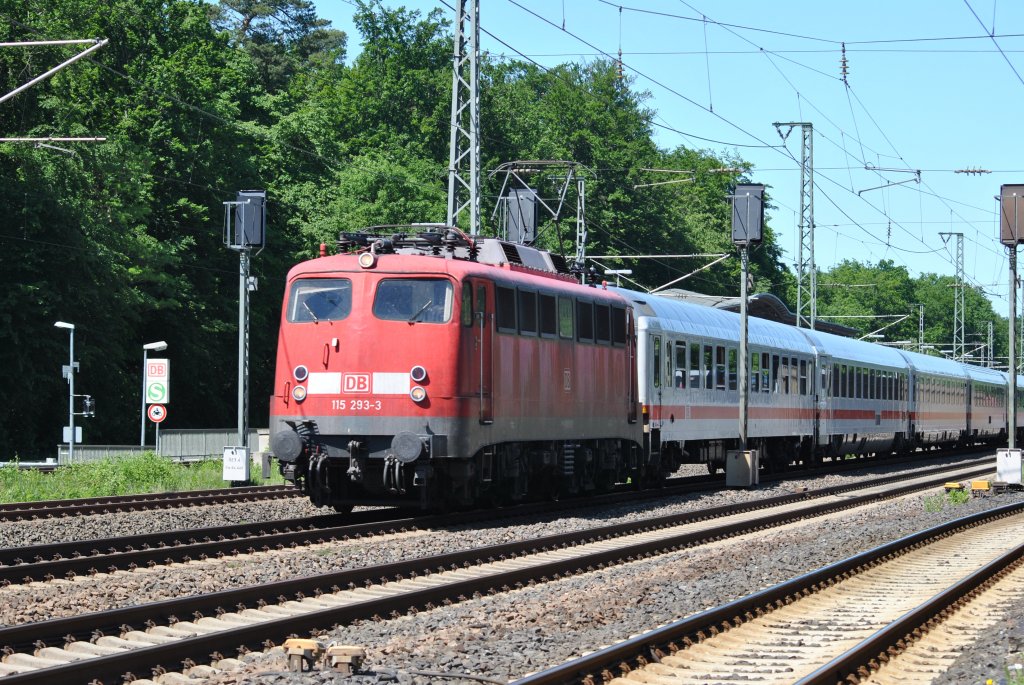 Hier fhrt 115 293-3 mit einem IC richtung Sden durch den Bahnhof von Dreieich-Buchschlag. Aufgenommen am 24.05.2012.