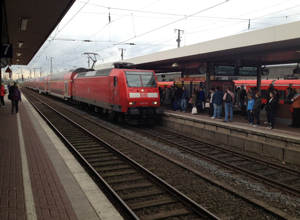 Hier fhrt 146 012 am 15.6.12 mit ihrem verspteten RE1 in den Dortmunder Hbf ein.