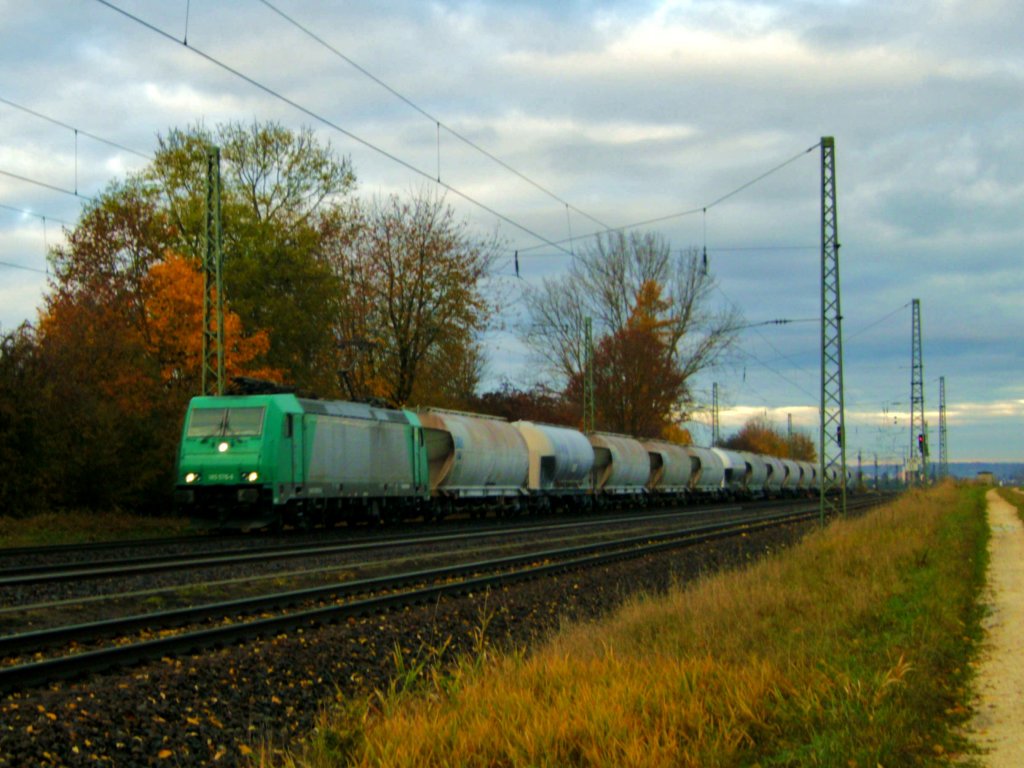 Hier fhrt 185 575 -8 in Diensten der HGK als erstes Geburtstagsgeschenk durch Mangolding. (5.11.2009)