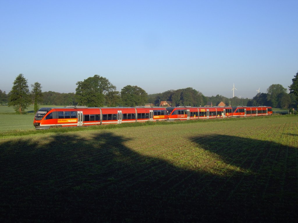 Hier f�hrt der 2. Zwischentakter des Tages mit einer Dreifach-Traktion der Baureihe 643 von Gronau nach M�nster in den Bahnhog von Ochtrup ein.
Schade das der hintere keine Sichtbare Beklebung hatte.
Ochtrup, 04.06.2010