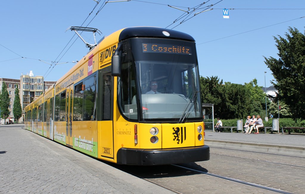 Hier fhrt die 2803 in die Haltestelle Albertplatz ein. 20.05.2012