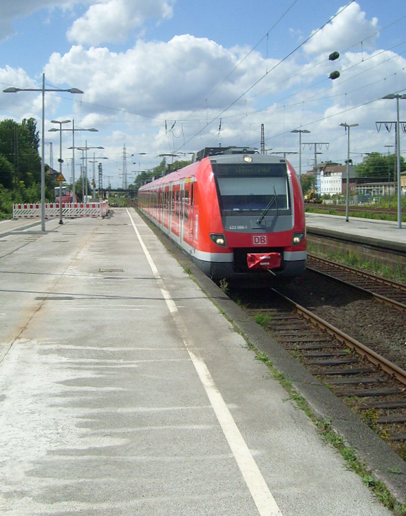 Hier fhrt 422066 als Spitze einer Doppeltraktion als S1 nach Dortmund am 8.7. in Essen West ein.