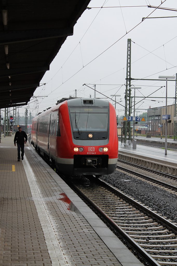 Hier fhrt 612643 als RE nach Gieen am 3.6.12 in Limburg(Lahn) ein.