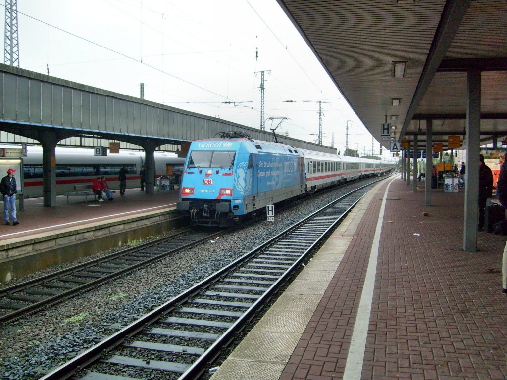 Hier fhrt die doch schon etwas ramponierte Unicef 101  am 2.10. mit IC2023 in den Dortmunder Hbf ein.