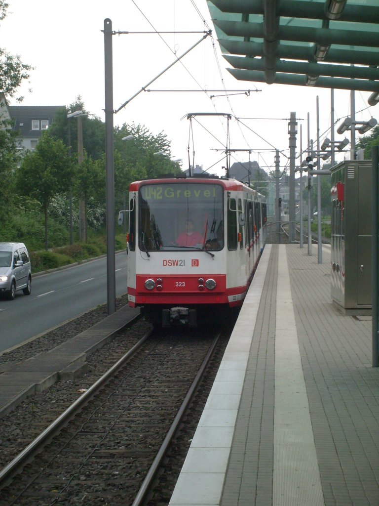 Hier fhrt eine Doppeltraktion B-6-Wagen der Dortmunder Stadtwerke als U42 nach Grevel in die Haltestelle An der Palmweide ein.