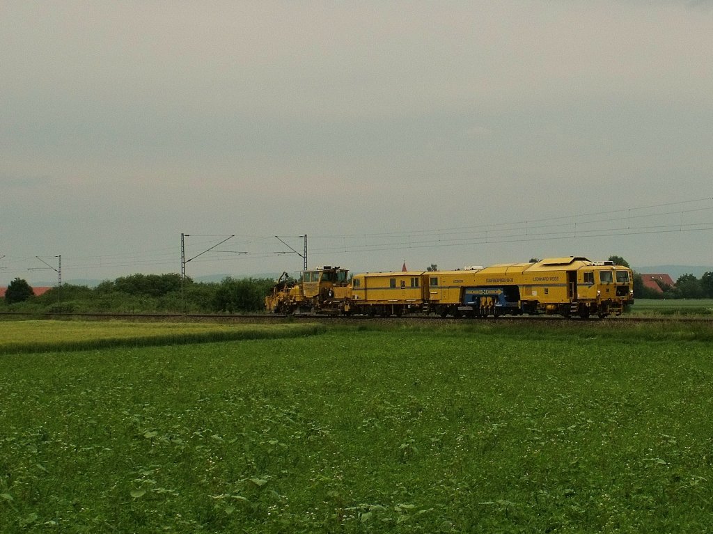 Hier f�hrt ein Baufahrzeug, sch�tze mal irgendwas mit Schotter, am 16.06.2010 durch Moosham. 