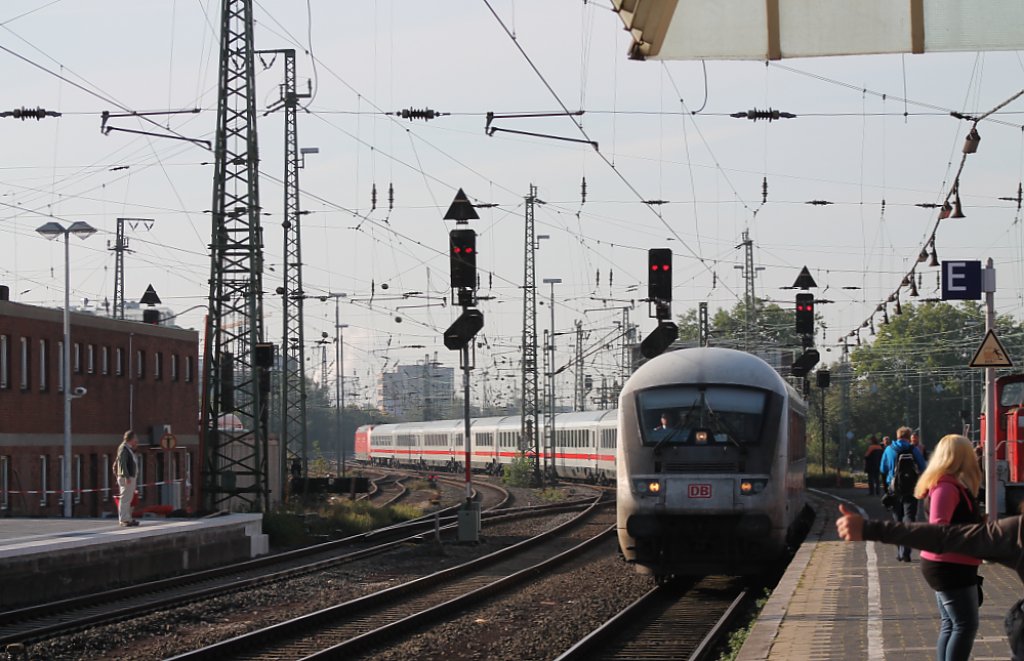 Hier fhrt ein IC am 24.9. in den Bahnhof Mnster ein. Zu beachten auch das  Einfahrsignal  am rechten Bildrand.