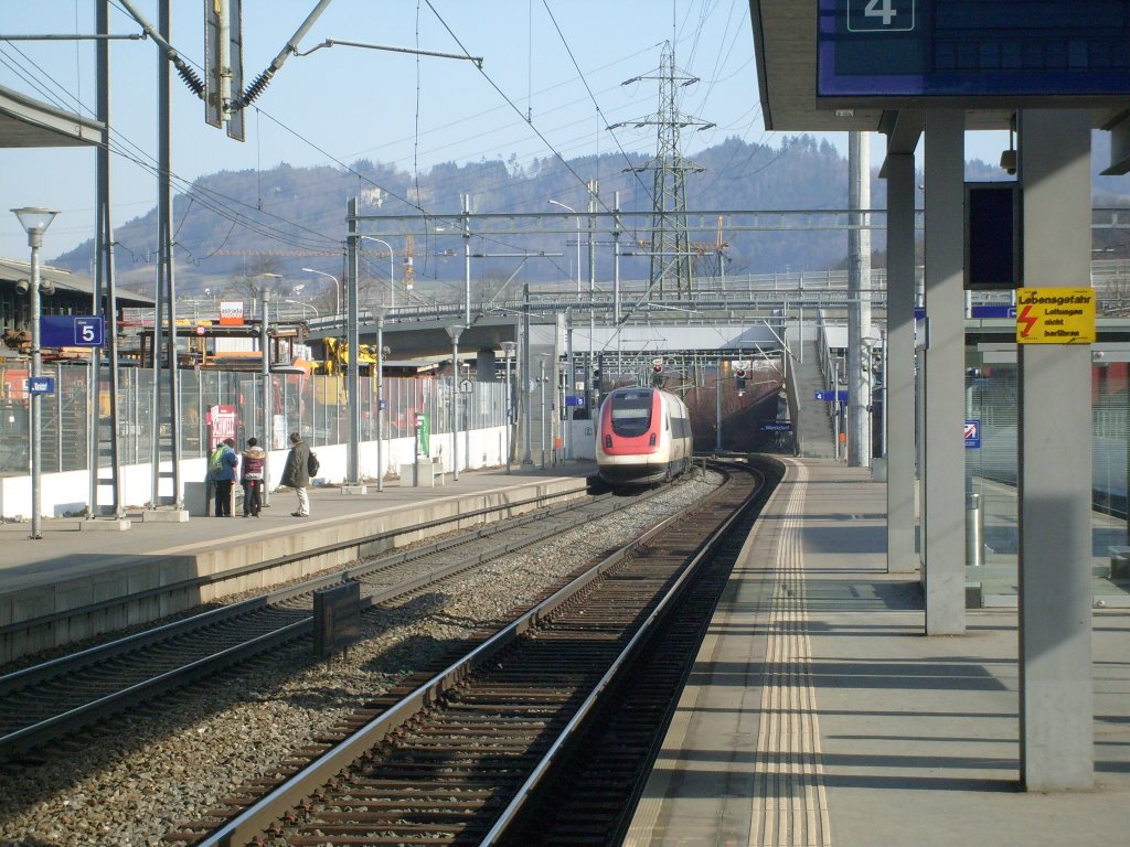 Hier fhrt ein ICN am 12.2. aus dem Bahnhof Bern Wankdorf in Richtung Neubaustrecke aus.