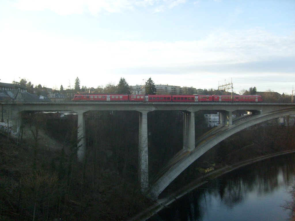 Hier fhrt ein NPZ der BLS in alter Farbgebung nach Bern ein.