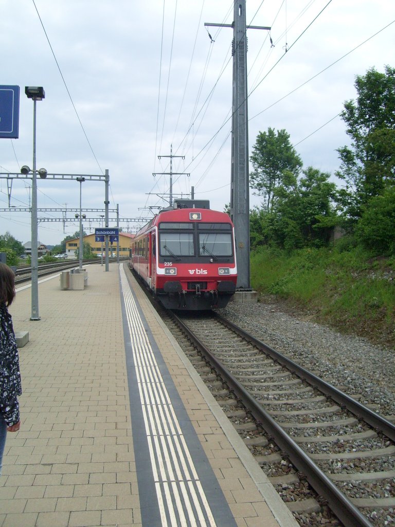 Hier fhrt ein NPZ der BLS am 14.5. als S4 nach Thun in Schnbhl SBB ein