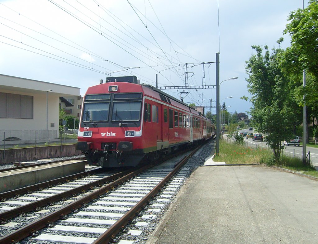Hier fhrt ein NPZ der BLS als S4 nach Langnau i.E. am 22.5. in Burgdorf Steinhof ein.