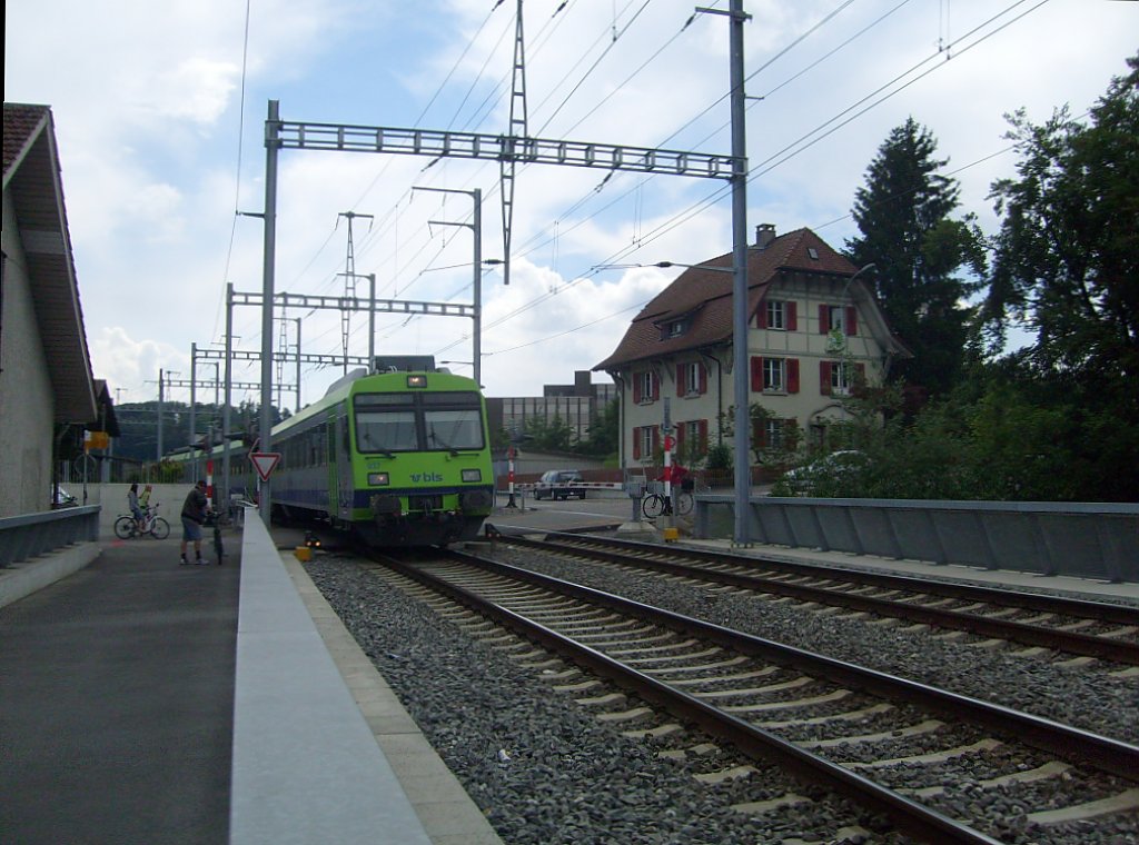 Hier fhrt ein NPZ der BLS als S4 nach Thun am 22.5. in den Bahnhof Burgdorf ein. Bevor er den Bahnhof erreicht muss er noch diese Kurve durchfahren, weswegen er leicht schrg liegt.