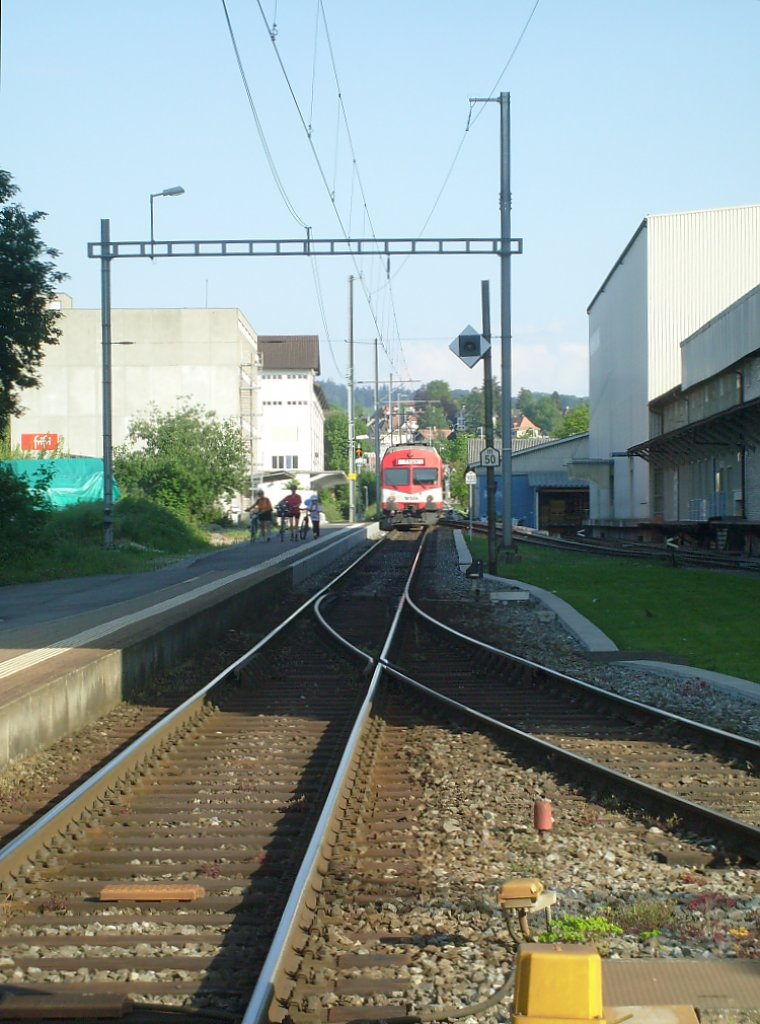 Hier fhrt ein Regio am 8.5. aus Burgdorf Buchmatt aus, whrend die letzten Fahrgste noch den Bahnsteig entlang gehen.