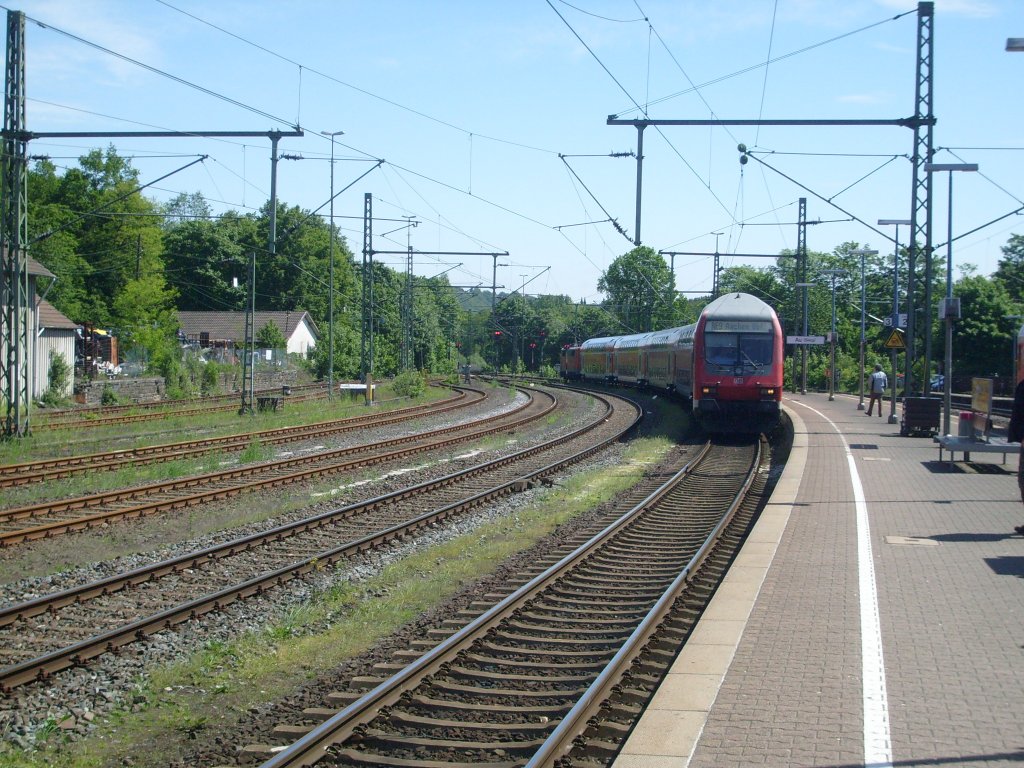 Hier fhrt ein Zug der Linie RE9 nach Aachen auf Gleis 3 im Bahnhof von Au(Sieg) ein. Der zug wird geschoben von 111146.