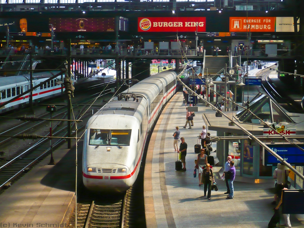 Hier fährt ICE 76 aus Zürich pünktlich in den Hamburger Hauptbahnhof auf Gleis 12 ein. Nach kurzem Halt fährt er weiter nach Kiel Hbf. (29.06.2010)