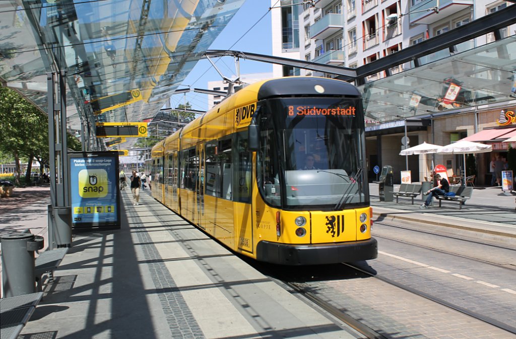 Hier fhrt die Linie 8 gerade in die Haltestelle Postplatz ein. 20.05.2012