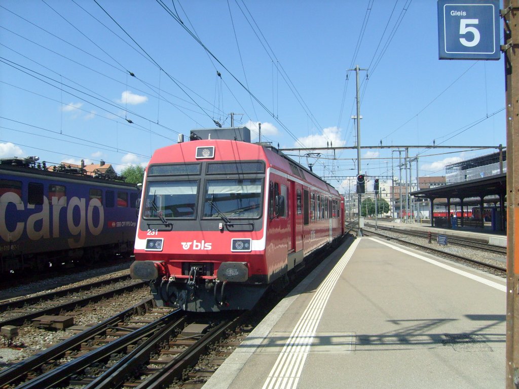 Hier fhrt NPZ 231 als S4 am 21.5. in den Bahnhof Thun ein