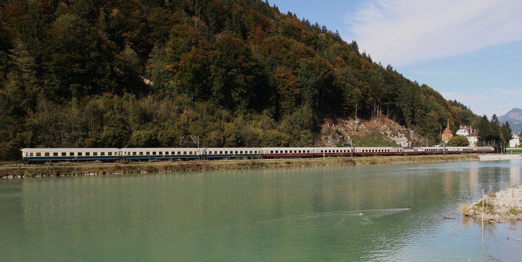 Hier fhrt der Rheingoldexpress am 14.10.2012 vom Gardasee(Sdtirol) kommend nach Dortmund, fotografiert im Grenzbereich zwischen Kufstein und Kiefersfelden. An der Spitze des Zuges hngt der Taurus 182 533-0 von MRCE. Leider wusste ich nicht das der Sonderzug an dem Tag fhrt, trotzdem kann man gut die Lnge und die Historischen Wagen sehen.