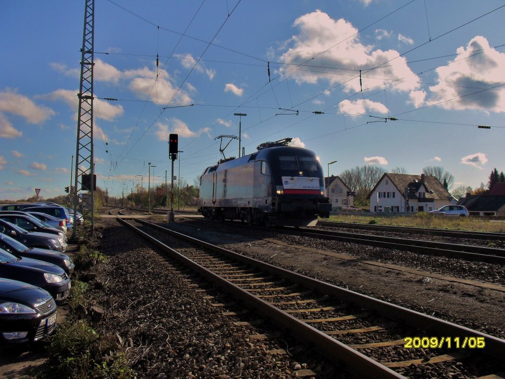 Hier fhrt eine Schwarze Dispolok ( ES 64 U2 - 073)durch Mangolding.5.11.2009