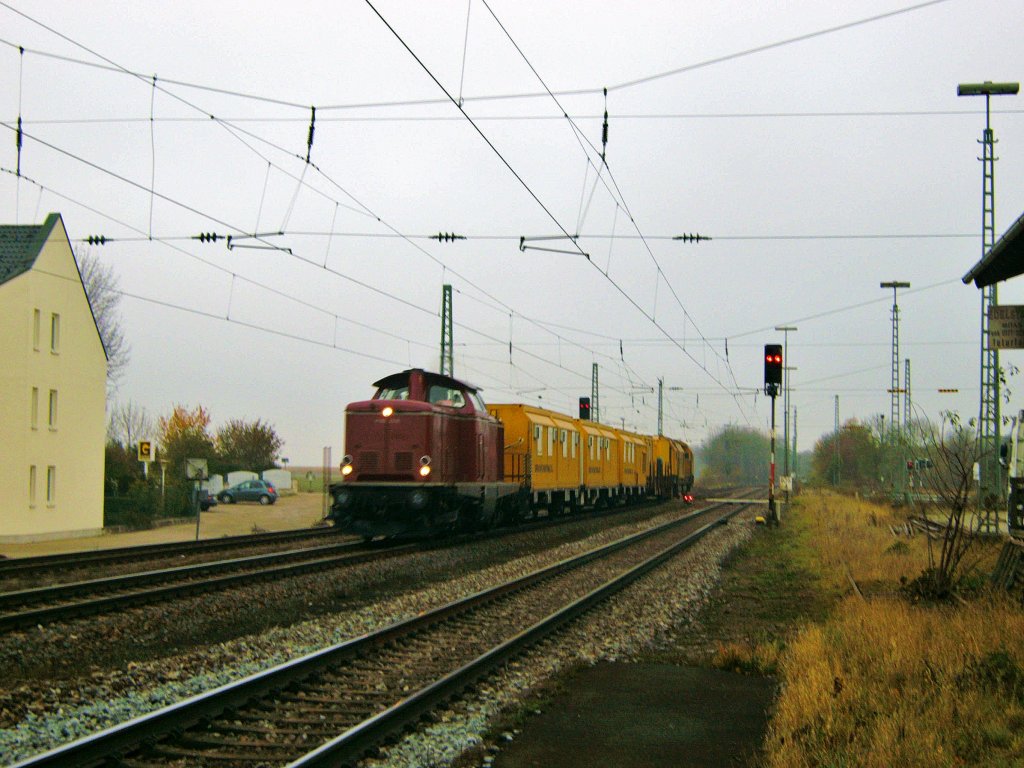 Hier fhrt eine V 100 ex 211 mit einem Bauzug, Messzug oder etwas hnlichem durch Mangolding. (6.11.2009) 