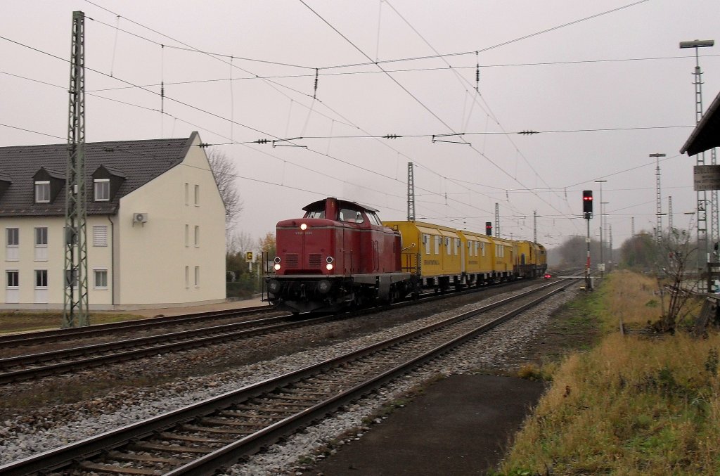 hier fhrt V100 2335 am 06.11.09 mit einen Bauzug durch Mangolding
