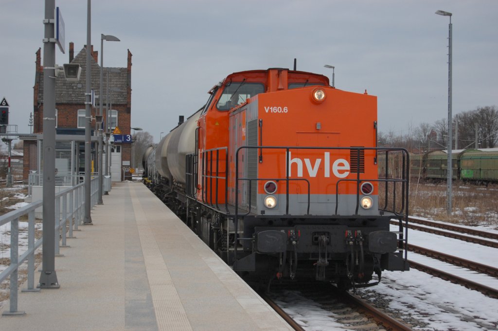 Hier fhrt die V160.6 der hvle  Havellndische Eisenbahn AG  mit einem kurzem Gterzug durch Rathenow aus Premnitz in Richtung Wustermark Gterbahnhof. 26.02.2010