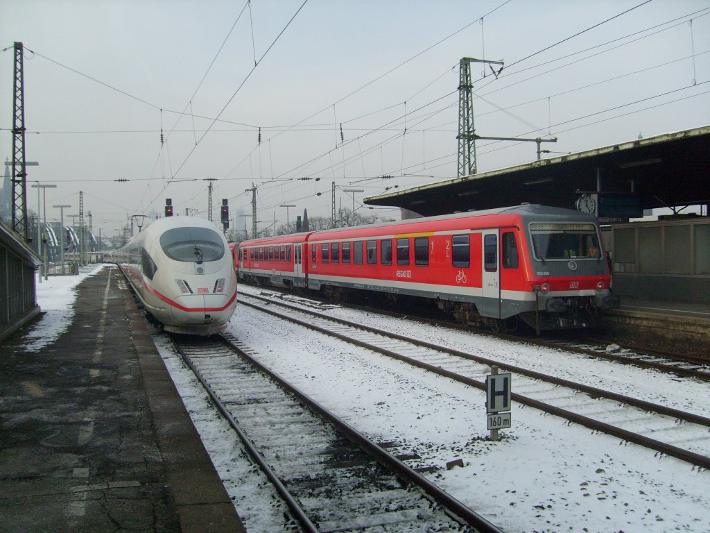 Hier fahren gemeinsam ein ICE3 und ein 628er aus dem Bahnhof Kln Messe/Deutz aus in Richtung Kln HBF am 3.12. aus.