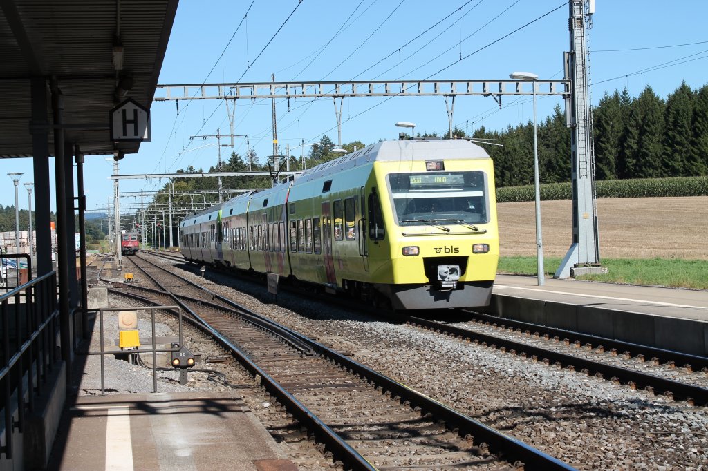 Hier fahren zwei BLS NINAs als S44 nach Thun am 28.8. in Hindelbank ein.