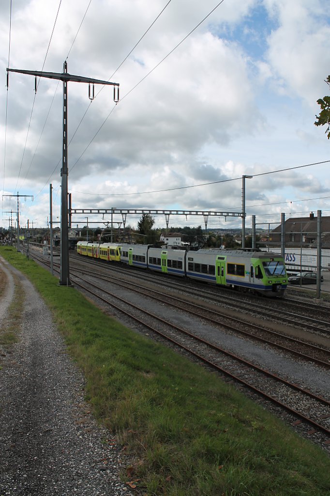 Hier fahren zwei BLS NINAs als S44 in Richtung Burgdorf am 9.10. aus dem Bahnhof Hindelbank aus.