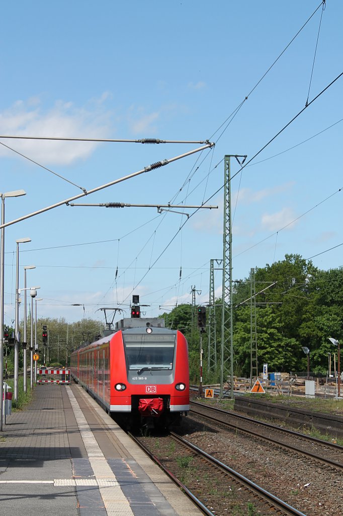 Hier fahren zwei ET 425 als RE 11 nach M�nchengladbach am 9.5.13 in Viersen ein.