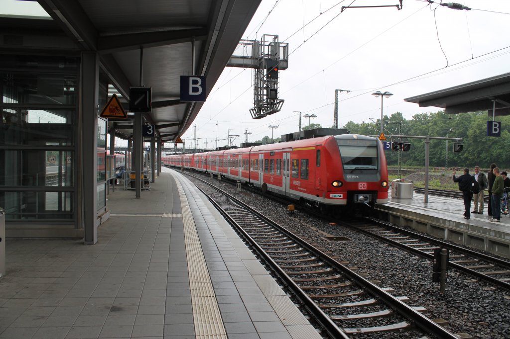 Hier fahren zwei ET425 als RE nach Frankfurt am 3.6.12 in Gieen ein.