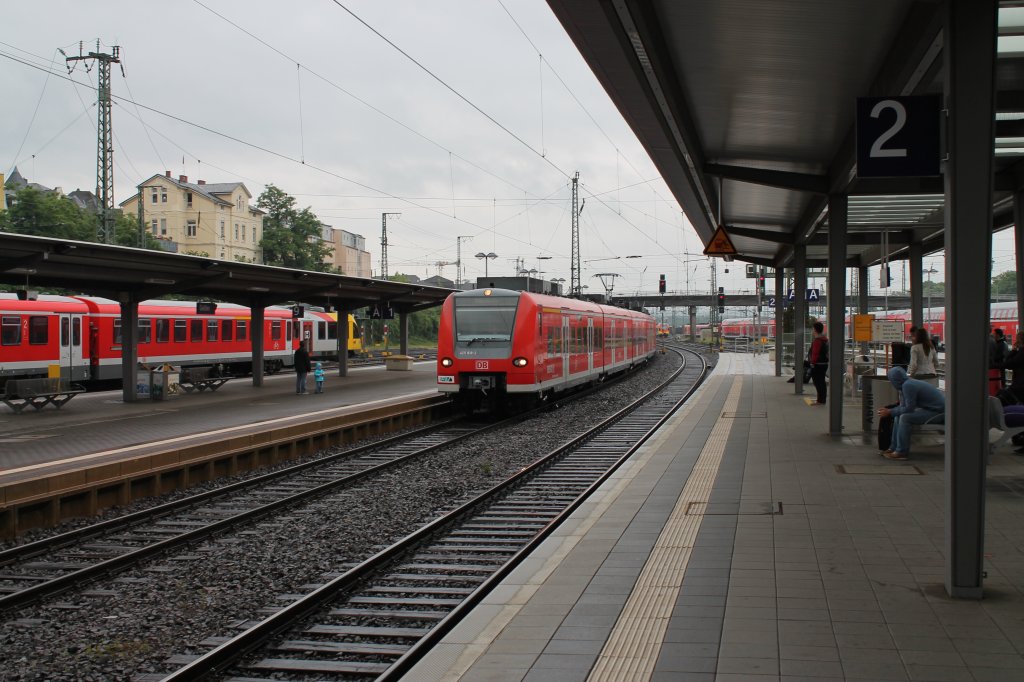 Hier fahren zwei Et425er als RE nach Dillenburg am 3.6.12 in Gieen ein.