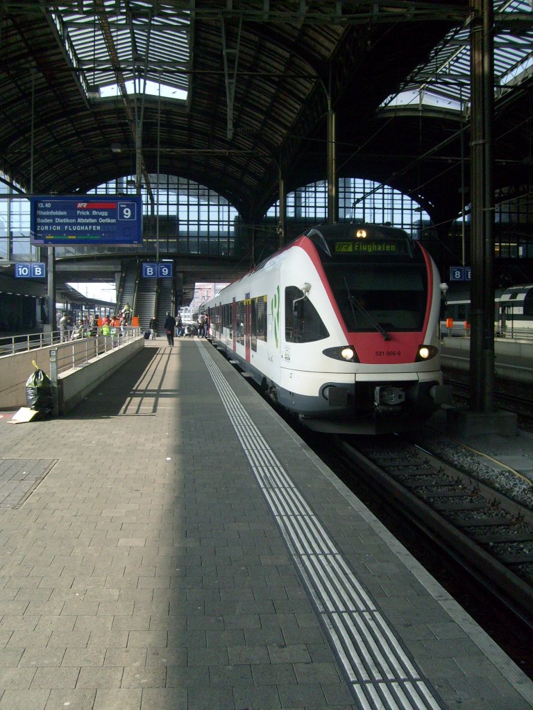 Hier fahren zwei Flirts, mit fhrendem 521005, am 5.3. als IR nach Zrich Flughafen aus Basel SBB aus.