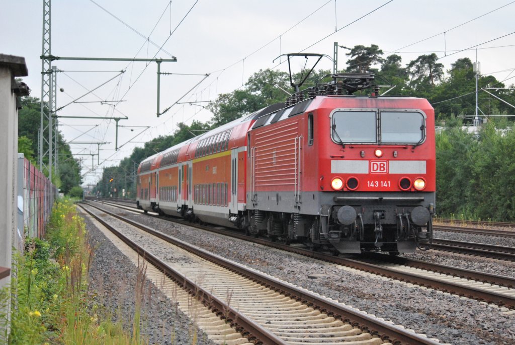 Hier fhrt 143 141 durch den Bahnhof von Dreieich-Buchschlag. Aufgenommen am 02.07.2012.